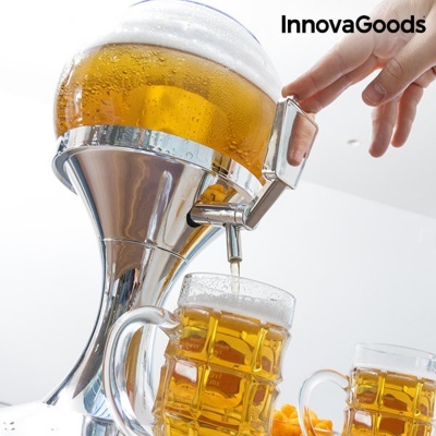 Dispensador de cerveja InnovaGoods com cerveja dourada a ser servida em canecas de vidro