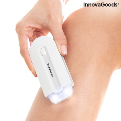 Dispositivo branco de plástico com luzes LED em uso numa perna, com a marca InnovaGoods visível