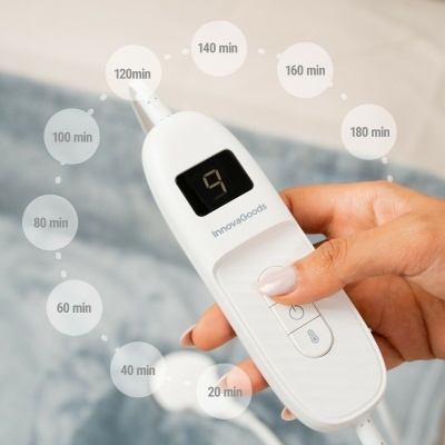 Controle remoto branco InnovaGoods com visor digital e botões, segurado por mão feminina