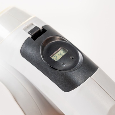 Equipamento branco com display digital e botões numa parte preta