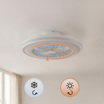 Ventoinha de tecto branca com setas indicadoras e ícones de frio e calor no quarto