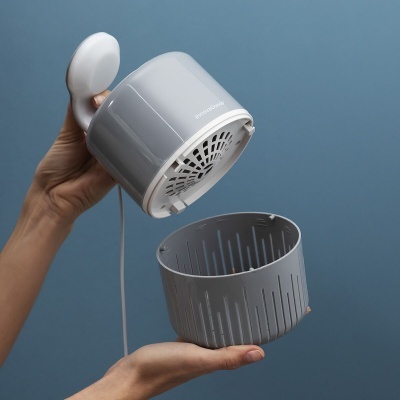 Dispositivo elétrico cinza com tampa removível e grelha circular