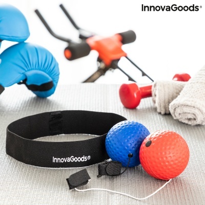 Bolas de massagem azul e vermelha com faixa preta InnovaGoods e equipamento de fitness ao fundo