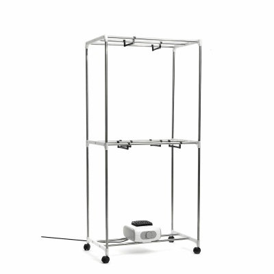 Estrutura metálica para roupas com aparelho branco na base