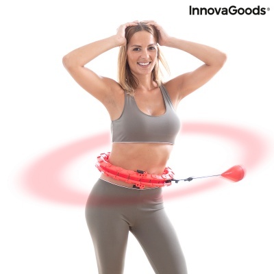Mulher a usar aro de hula hoop vermelho InnovaGoods com fato de treino cinzento
