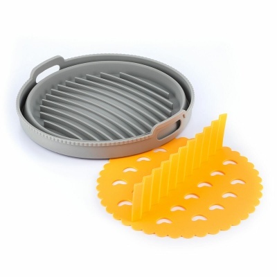 Conjunto de utensílios de cozinha cinzento e amarelo em fundo branco