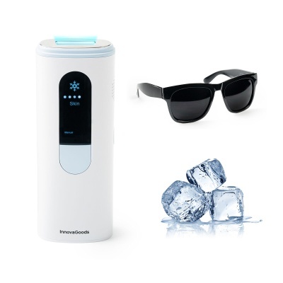 Dispositivo eletrónico branco com visor digital e óculos de sol pretos ao lado de cubos de gelo