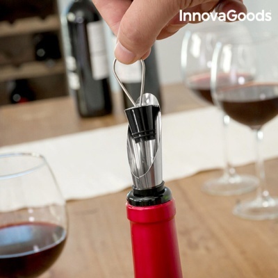 Acessório para vinho em garrafa com taças ao fundo e texto InnovaGoods