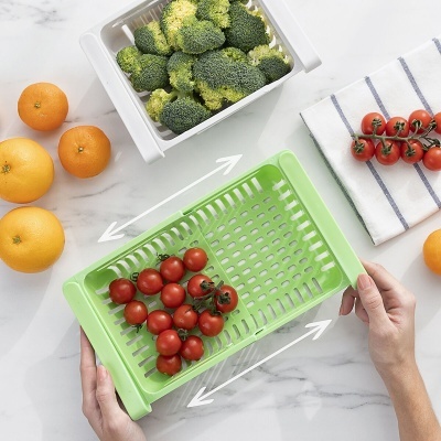 Cesto expansível verde claro com tomates cereja e setas indicando expansão