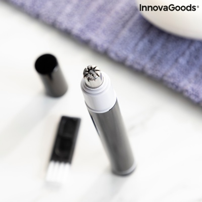 Aparelho elétrico de remoção de pêlos cinza e branco com tampa preta removida e escova de limpeza sobre superfície branca