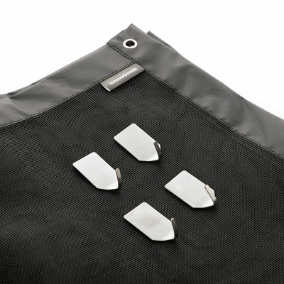 tecido preto em rede com rebordos lisos, ilhó metálico, etiqueta HOMAGOODS e quatro ganchos prateados