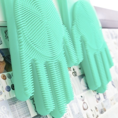 Luva de silicone verde com cerdas flexíveis para limpeza