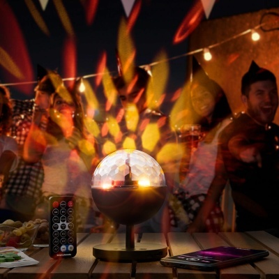 Lâmpada de discoteca LED transparente com controlo remoto em mesa festa