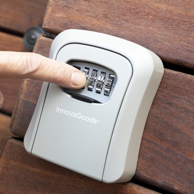 Cofre de segurança cinzento para chaves com código numérico 7070 instalado em madeira