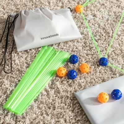 Brinquedo de construção com hastes verdes e bolas azul e laranja sobre tapete bege com bolsas cinzentas InnovaGoods