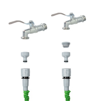 Conjunto de torneiras e acessórios de mangueira em fundo branco