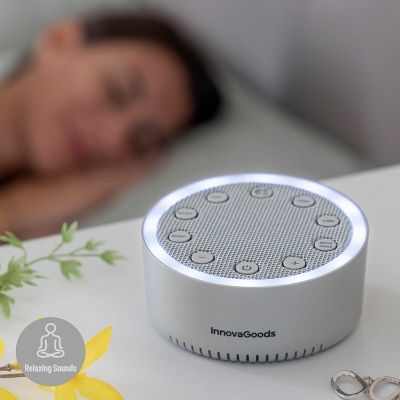 Coluna portátil InnovaGoods prateada num ambiente com pessoa a dormir em fundo desfocado