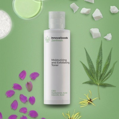 Frasco branco de tónico hidratante e esfoliante InnovaGoods Zenfresh sobre fundo verde com flores e folhas.