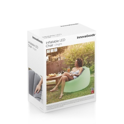 Embalagem de cadeira insuflável LED verde claro InnovaGoods com imagem de mulher sentada num jardim