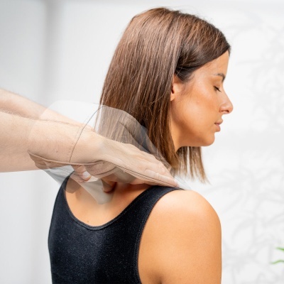 Pessoa a receber massagem nos ombros