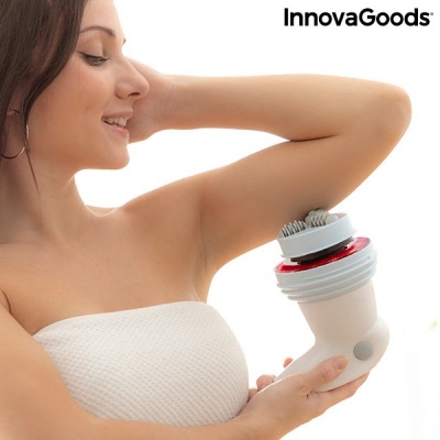 Aparelho de massagem corporal InnovaGoods branco, cinza e vermelho segurado por pessoa.