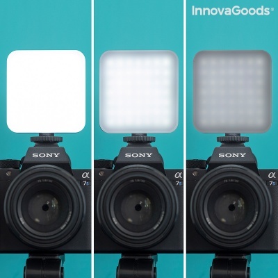 Câmara Sony α7s com luz LED quadrada em três estados de iluminação, fundo azul e texto InnovaGoods.