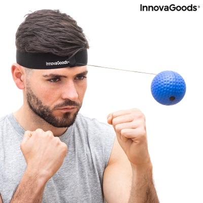 Homem com faixa de treino InnovaGoods e bola azul elástica para treino de reação