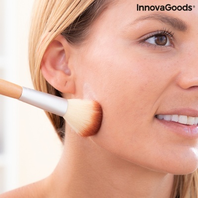 Rosto feminino a aplicar maquilhagem com escova InnovaGoods