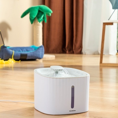 humidificador branco quadrado com visor vertical em chão de madeira