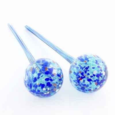 Par de objetos de vidro com bolas coloridas azuis e pontas alongadas