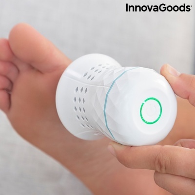 Dispositivo branco com botão verde na sola do pé e texto InnovaGoods