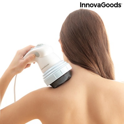 Dispositivo de massagem corporal InnovaGoods branco em uso no ombro de pessoa com cabelo castanho