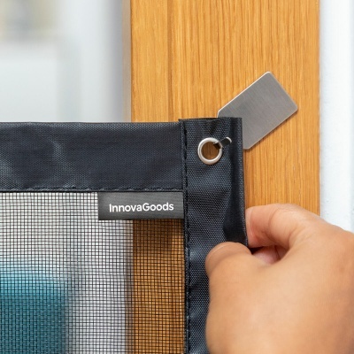 Rede de proteção preta com etiqueta InnovaGoods fixada numa porta de madeira