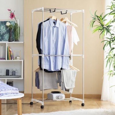 Arara de roupas branca com roupas penduradas num quarto moderno e luminoso