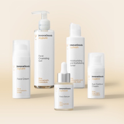 Produtos de cuidados faciais InnovaGoods em embalagens brancas em fundo neutro