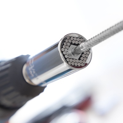 Ferramenta metálica cilíndrica com pequenas partes internas agrupadas