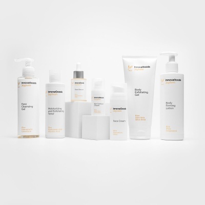 Produtos de cuidado da pele InnovaGoods Spa System em embalagens brancas com texto e detalhes em laranja