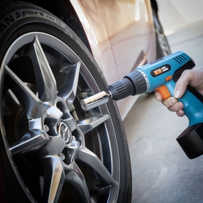 Chave de impacto elétrica azul a apertar parafuso de roda de carro com pneu Bridgestone Potenza Sport