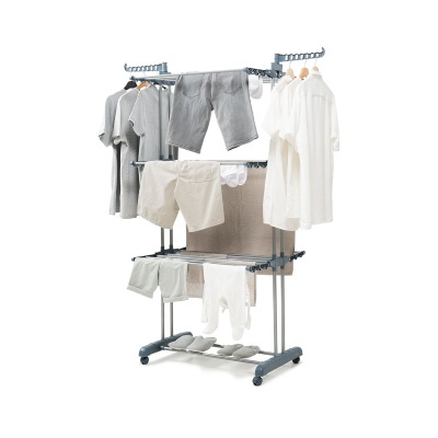 Estendal de roupa metálico com várias barras, roupa pendurada, fundo branco