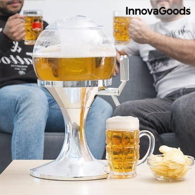 Dispensador de cerveja InnovaGoods com copo e batatas fritas sobre mesa