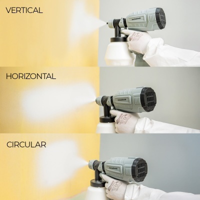 Pulverizador elétrico cinzento a pintar parede amarela em padrões vertical, horizontal e circular