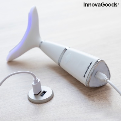 Massajador branco InnovaGoods com cabo USB ligado a porta USB