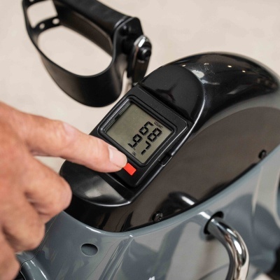 Pedaleira portátil com monitor digital e botão vermelho sendo pressionado