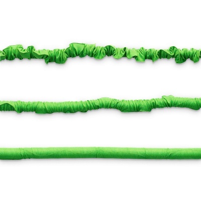 Três elásticos verdes com texturas fruncidas dispostos horizontalmente sobre fundo branco