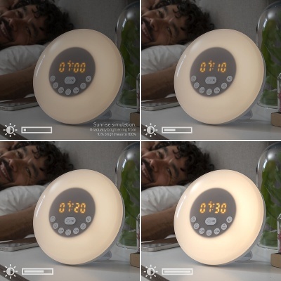 Relógio despertador digital circular com luz branca em mesa ao lado de cama