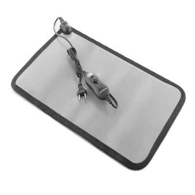 Tapete elétrico cinza com controlador e cabo preto sobre superfície branca