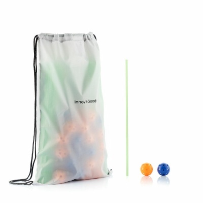 Saco translúcido branco com cordões pretos e texto InnovaGood, bastões verdes e bolas laranja e azul com orifícios