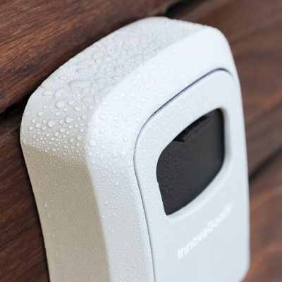 Sensor branco texturizado com gotas de água e texto InnovoGarage