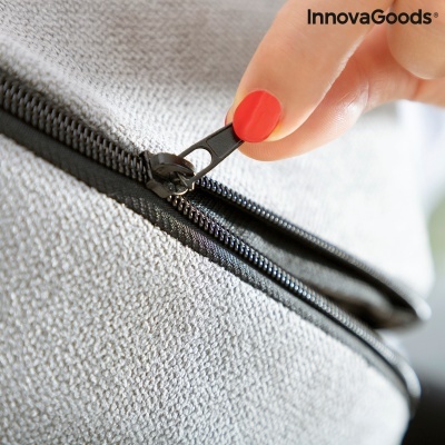 Fecho de correr preto em tecido cinzento claro com mão a puxar