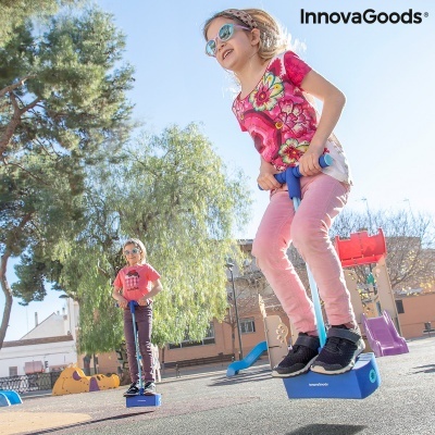 Duas crianças em parquinho a saltar com brinquedos azul da InnovaGoods